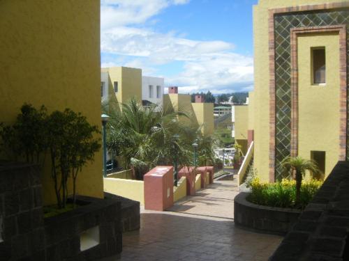 Hermosa casa de 4 dormitorios en conjunto cerrado con piscina