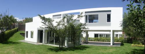 Hermosas casas con diseño moderno en urbanización privada