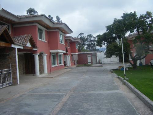 LINDA CASA 4 DORM. CONJUNTO CERRADO 