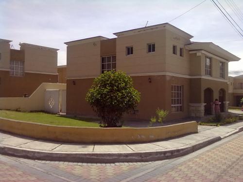 Vendo casa en conjunto Laguna Azul