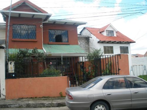 CASA A MEDIA CUADRA DE LA AV. LAS AMERICAS