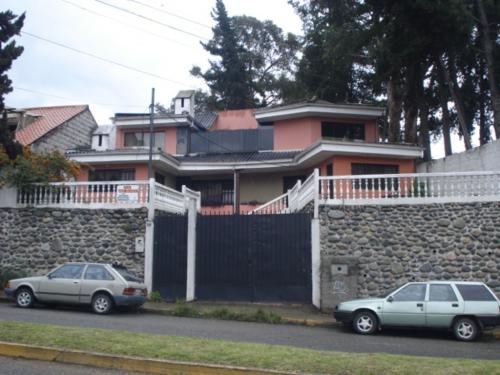 CASA AMPLIA PARA COMERCIO CON ESPACIO VERDE