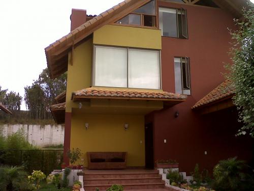 HERMOSA Y MODERNA CASA EN CUMBAYA PROX, AL RESERVORIO