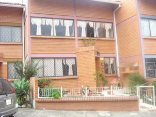 CASA DE VENTA POR LOS NOGALES VISITE:casasencuencaecuador