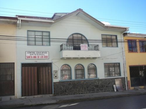 VENDO CASA MAS UNA EDIFICACION DE 16 AULAS PARA CENTRO EDUCATIVO EN CUENCA SECTOR TOTORACOCHA