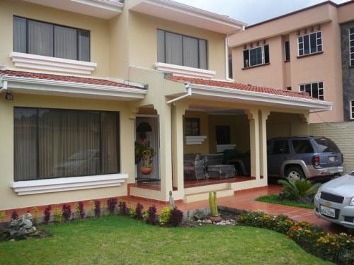 VENDO CASA EN CUENCA  POR EL COMPLEJO DEL BANCO CENTRAL