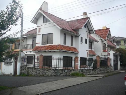 VENDO CASA EN CUENCA SECTOR CDLA. LA POLICIA (BOCATTI) PRECIO:$85.000