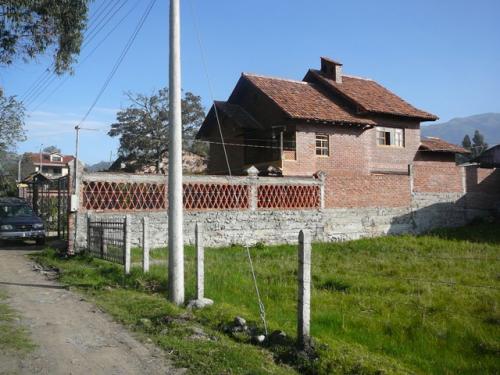 VENDO HERMOSA CASA CON 400m2 DE TERRENO EN CUENCA SECTOR RIO AMARILLO