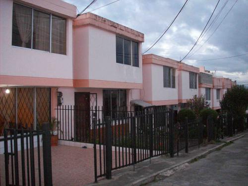 Vendo casa en conjunto habitacional en San Isidro del Inca 