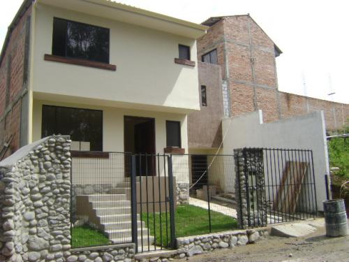 BONITA CASA POR ESTRENAR SECTOR CONTROL SUR ENTRADA A BAÑOS