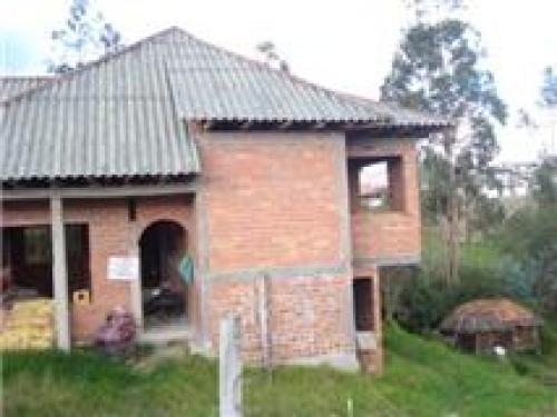 cod: 22288 -- MJN CONSTRUCCIONES VENDE EN RICAURTE X TERMINAR CASA CON AMPLIO ESPACIO VERDE