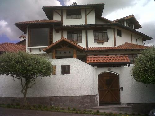 HERMOSA CASA ESTILO RUSTICO COUNTRY EN LUMBISI - CUMBAYA