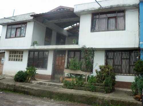 HERMOSA CASA A 5 MIN. DEL QUICENTRO SUR