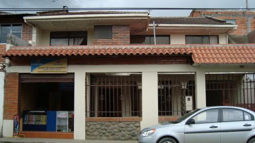 De Oportunidad Casa Rentera y Comercial Sector Cinco Esquinas Ricaurte