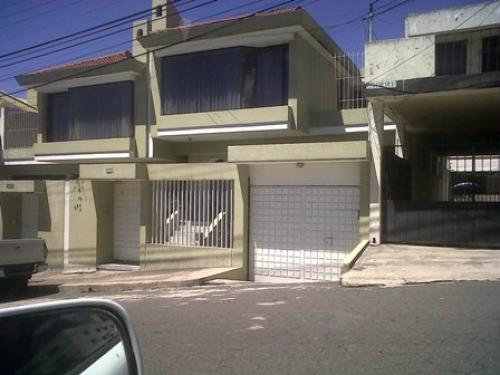 CASA DE LUJO SECTOR PINAR BAJO CARACTERISTICAS Casa de 3 Plantas, PLANTA ALTA: 3 dormitorios, 2 baños completos, cuarto de estudio, terraza, dormitori