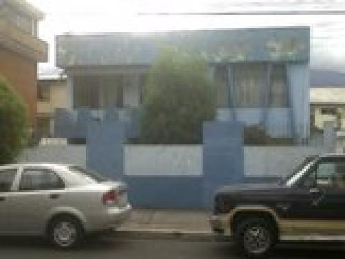 PROPIEDAD BATAN ALTO: Ideal Inversionistas, Constructores, alta plusvalía.  DETALLES: Casa de 2 departamentos, parqueadero para 6 autos en línea, terr