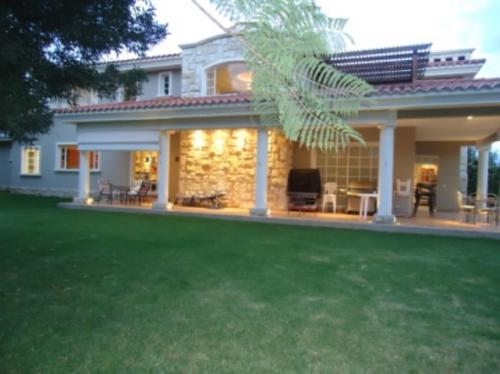 VENDO RESIDENCIA DE LUJO URBANIZACION CERRADA – CUMBAYA