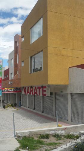 LOCAL MARISCAL SUCRE Y DIEGO DE VÁSQUEZ,ALADO BALCÓN DEL NORTE 100M2 $75.000 INFORMES: 2353-232, 097-592747