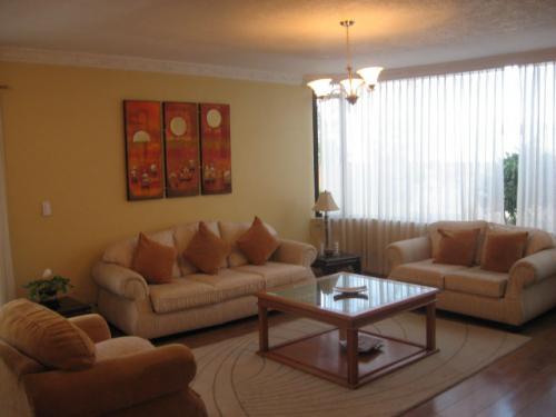 Preciosa casa de 4 dormirorios en sector norte de Quito