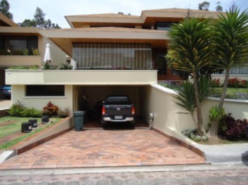 VENDO O ARRIENDO LUJOSA RESIDENCIA SECTOR RANCHO SAN FRANCISCO – MIRAVALLE - CUMBAYA