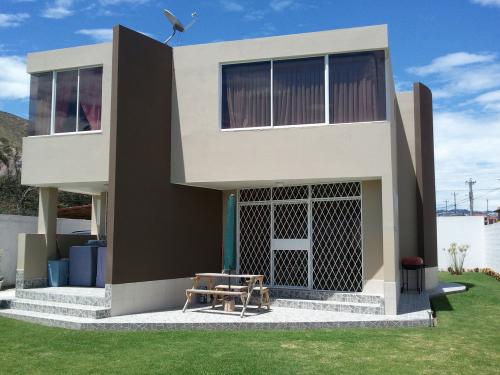 DE OPORTUNIDAD SE VENDE HERMOSA CASA EN LA URBANIZACION LA PAMPA