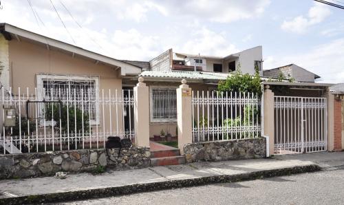 CASA EN VENTA EN CUENCA SECTOR PARAISO - EMPRESA  ELECTRICA