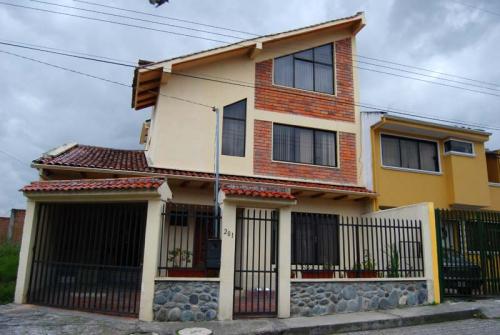 CASA EN VENTA EN CUENCA SECTOR FERIA LIBRE