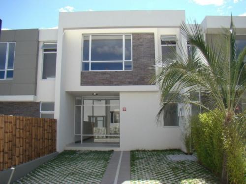 Linda casa en conjunto con piscina