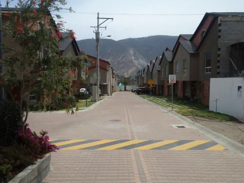 VENDO CASA X ESTRENAR AL LADO DE CEMEXPO,VIA MITAD DEL MUNDO