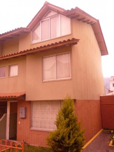 CASA EN VENTA UBICADA EN EL NORTE DE QUITO. FRENTE A AKI DE LA MOLINEROS
