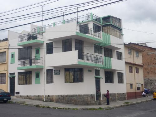 Casa 3 pisos esquinera en venta Sector La Magdalena