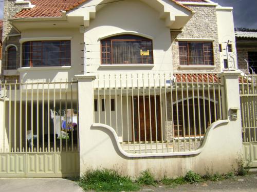 E-BONITA CASA AMPLIA CON ESPACIO VERDE. GARAJE PARA 4 VEHICULOS $ 130.000