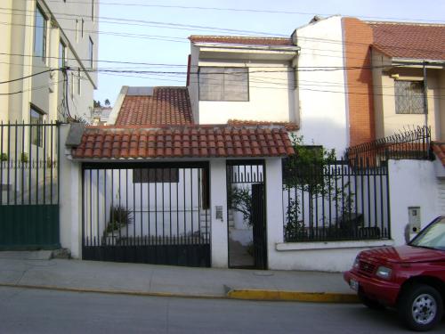 E-BONITA CASA CON E ESPACIO VERDE SECTOR SUPERMAXI A 1 CUADRA DE LA AVENIDA LAS AMERICAS $ 86.000