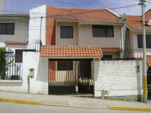 E-BONITA CASA CON E ESPACO VERDE SECTOR SUPERMAXI A 1 CUADRA DE LA AVENIDA LAS AMERICAS $ 86.000