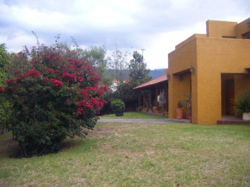 AMPLIA CASA EN VENTA Y/O ARRIENDO, ESTILO MEXICANO