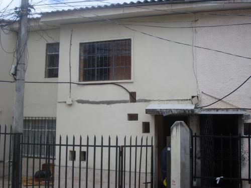 M-CASA ECONOMICA SECTOR SAN ROQUE PRECIO $52.000 NEG.