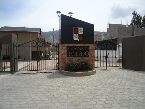 VENDO CASA X ESTRENAR VIA MITAD DEL MUNDO AL LADO DE CENEXPO