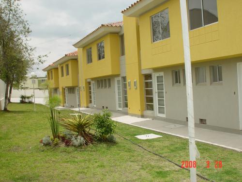 CASAS A 150 METROS DEL PARQUE CENTRAL DE CALDERON (SIAT)