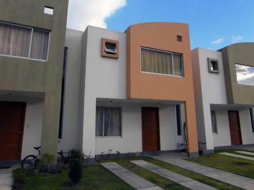CASA LOS OLIVOS, SECTOR PUSUQUÍ, 89M2, GUARDIANÍA, PARQUE, ÁREAS VERDES $57.000 INF: 2353-232, 097-592747