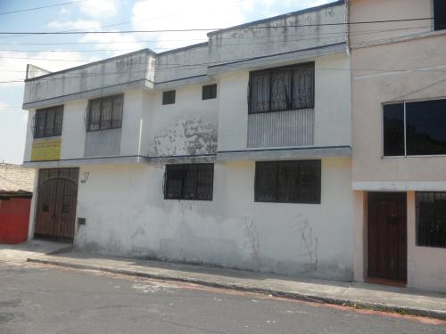 PROPIEDAD GRANDE CON DOS CASAS PARA VIVIENDA, TALLER O BODEGAS.