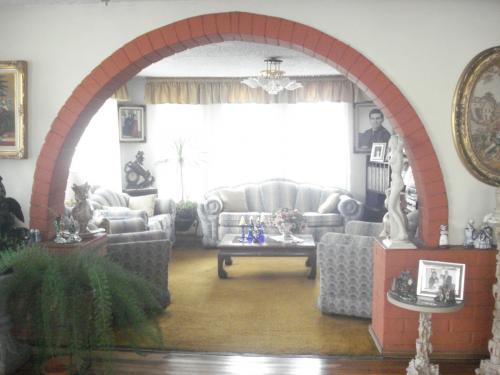 CASA CON TERRENO EN EL CONDADO