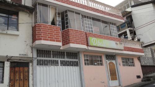 VENDO CASA A 5 MINUTOS DEL CENTRO DE OTAVALO - IMBABURA - ECUADOR