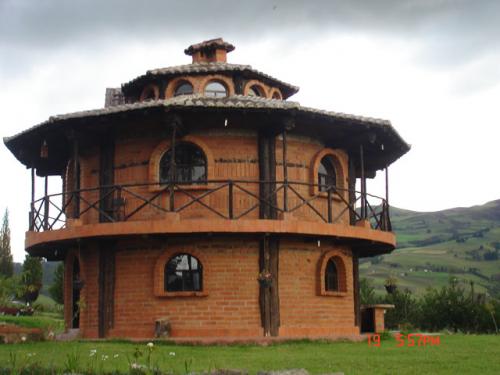 VENDO CASA DE DISEÑO RUSTICO EN CAJAS - OTAVALO