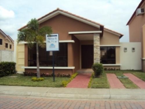 CIUDAD CELESTE LA BRISA VENDO VILLA  1 PLANTA 3 DORMITORIOS, AMPLIO PATIO SOCIAL