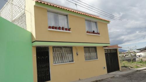 VENDO HERMOSA CASA DE 2 PISOS EN OTAVALO - IMBABURA - ECUADOR
