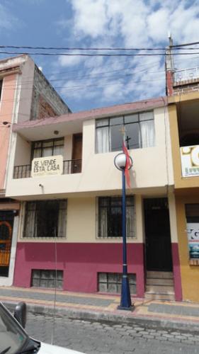 VENDO UNA CASA EN EL CENTRO DE OTAVALO - IMBABURA - ECUADOR