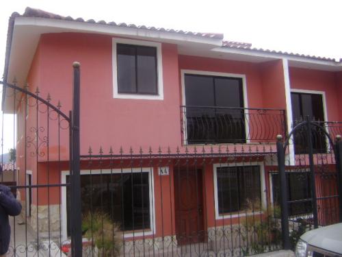 VENDO  CASA CON DISEÑO AMERICANO EN EXCLUSIVO CONJUNTO PRIVADO CON PISCINA SECTOR VALLE DE LOS CHILLOS