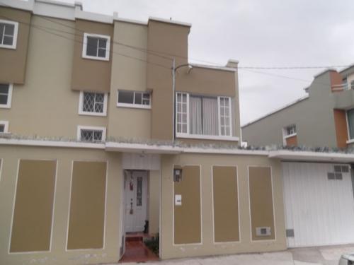 VENDO UNA CASA EN UNA CIUDADELA DE OTAVALO 