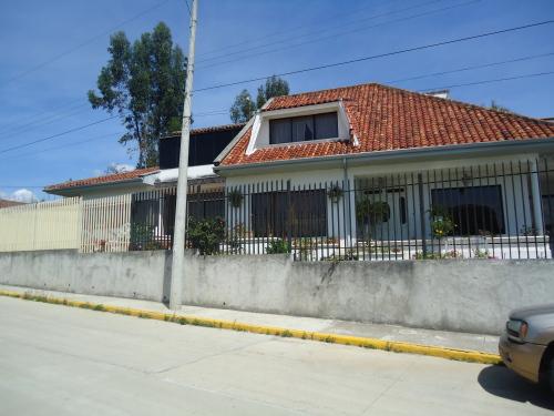 CASA CREDITO INMOBILIARIA....  Vende Casa Residencial Las Pencas.... Cuenca - Ecuador.