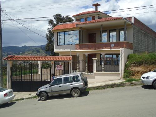 CASA CREDITO INMOBILIARIA.... Vende Casa de 2 departamentos- Sector Bayas.... Azogues - Ecuador.